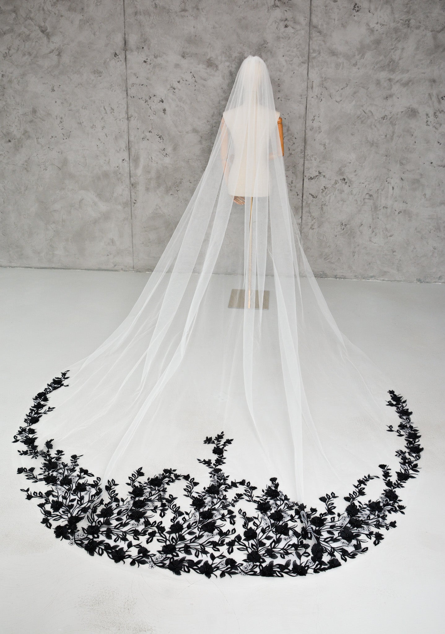 BLACK FLORAL VEIL