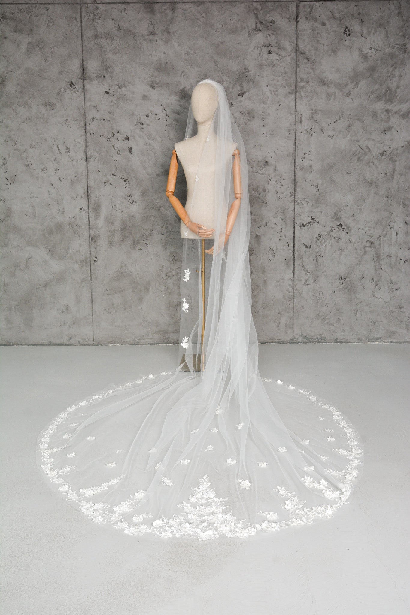 WEDDING VEIL WITH 3D LACE