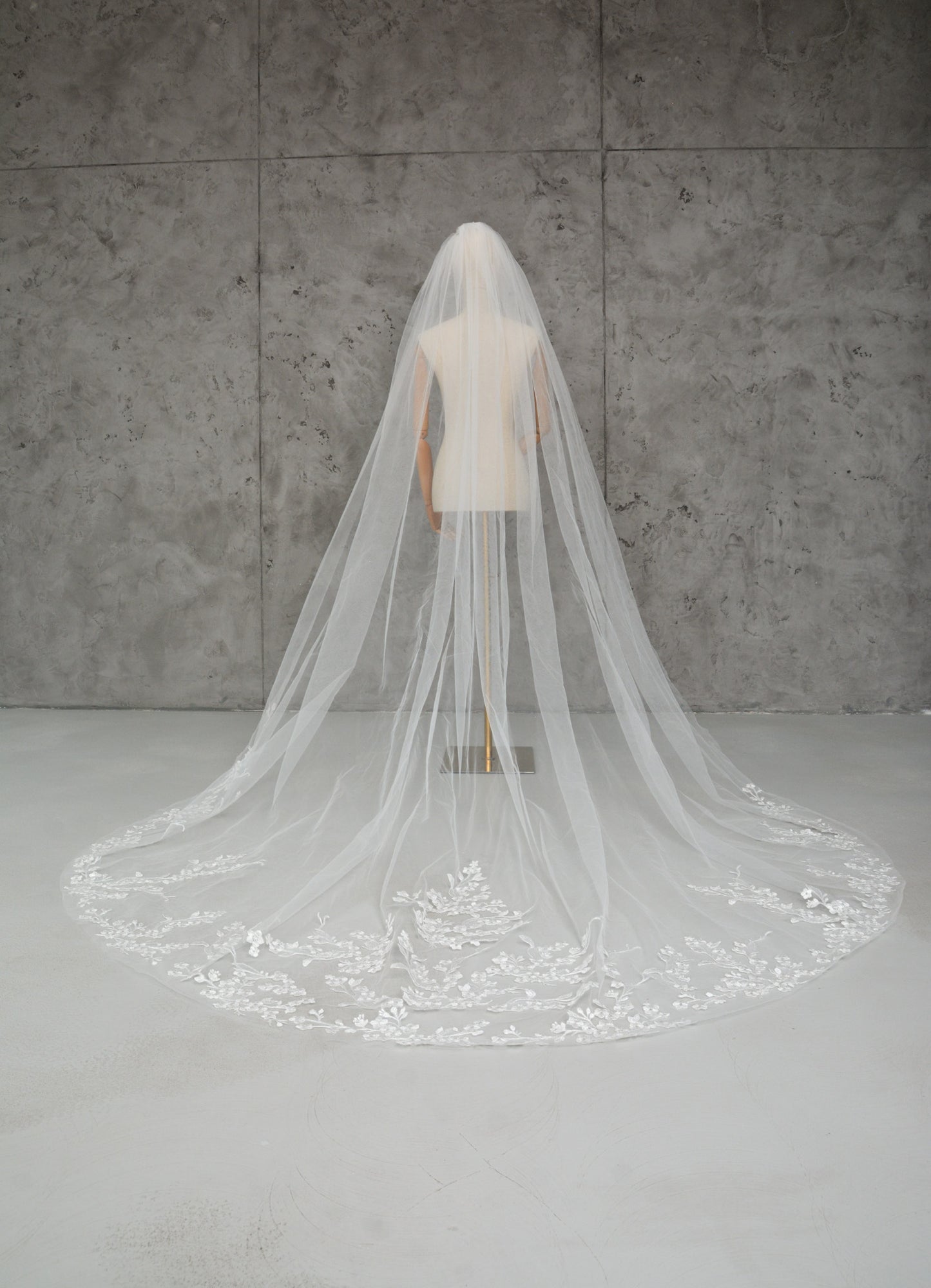 LONG FLORAL LACE VEIL