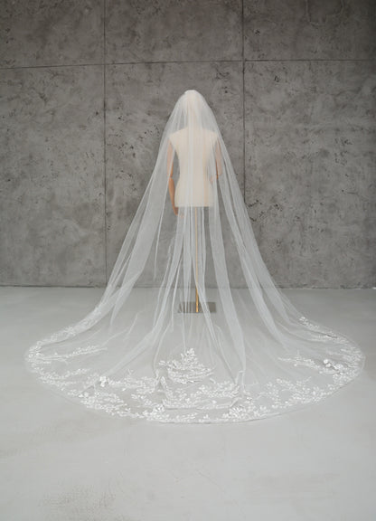 LONG FLORAL LACE VEIL