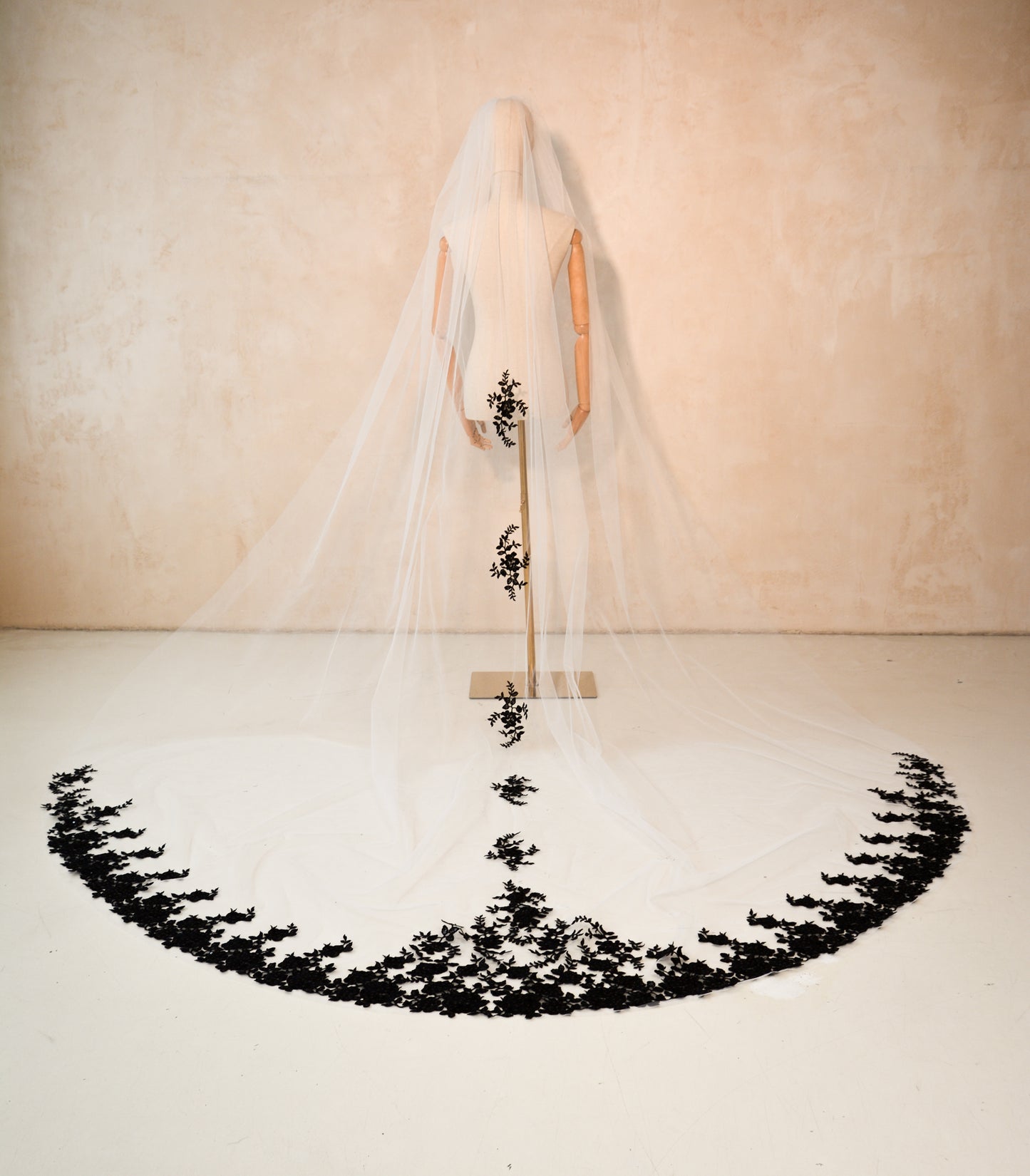 BLACK FLORAL VEIL