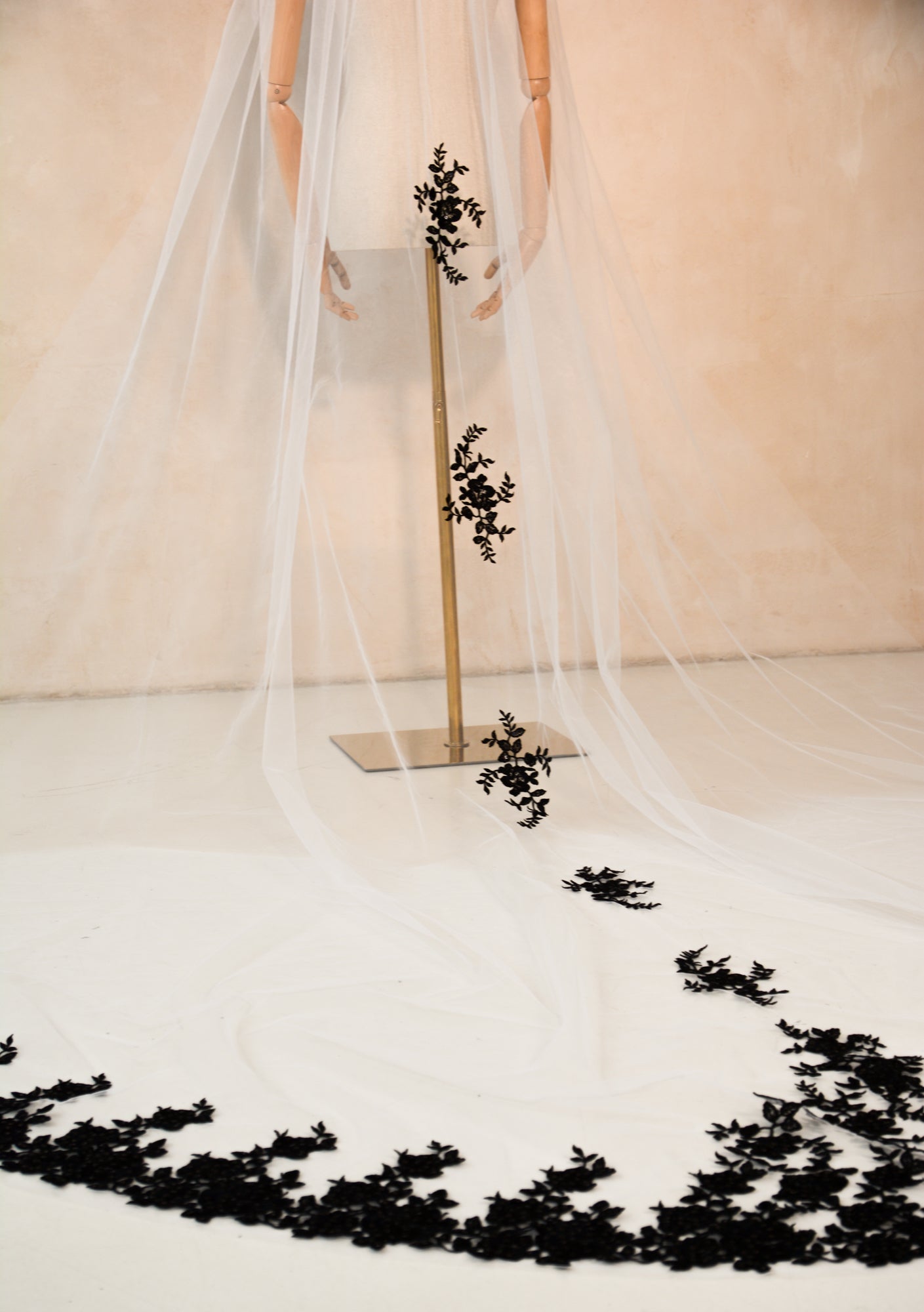 BLACK FLORAL VEIL